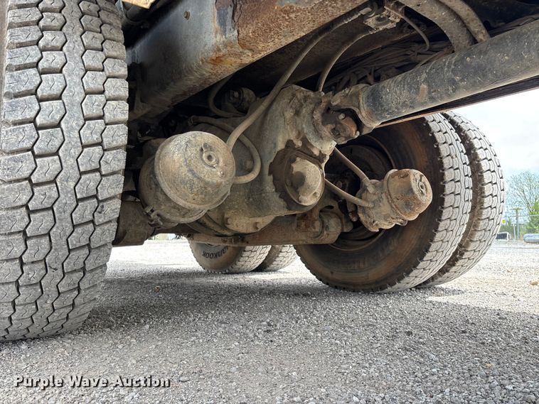 image for item FG0247 2003 International 7400 digger derrick truck