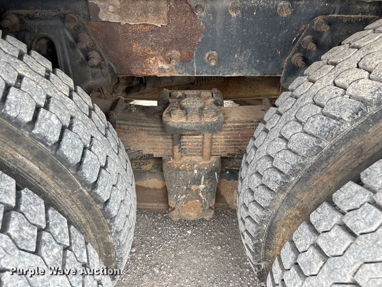 image for item FG0247 2003 International 7400 digger derrick truck