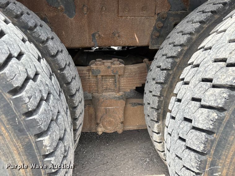 image for item FG0247 2003 International 7400 digger derrick truck