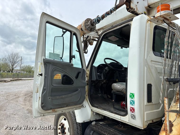 image for item FG0247 2003 International 7400 digger derrick truck