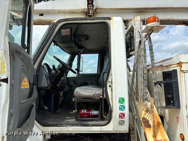 image for item FG0247 2003 International 7400 digger derrick truck