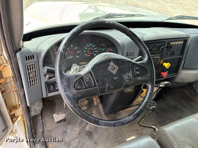 image for item FG0247 2003 International 7400 digger derrick truck