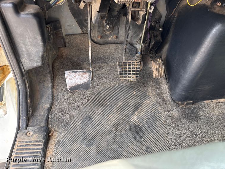 image for item FG0247 2003 International 7400 digger derrick truck