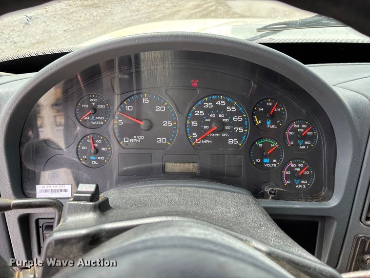 image for item FG0247 2003 International 7400 digger derrick truck