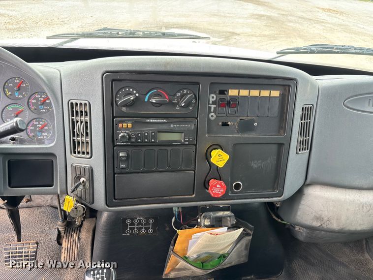 image for item FG0247 2003 International 7400 digger derrick truck