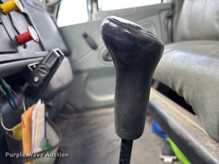 image for item FG0247 2003 International 7400 digger derrick truck