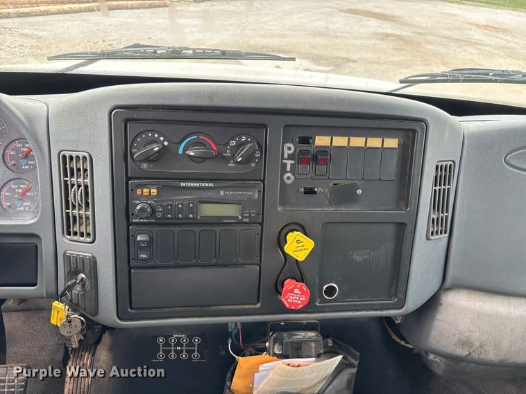 image for item FG0247 2003 International 7400 digger derrick truck