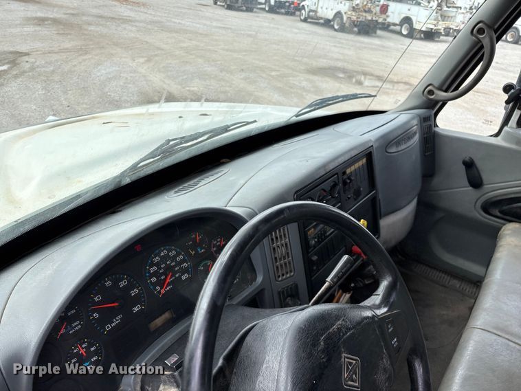 image for item FG0247 2003 International 7400 digger derrick truck