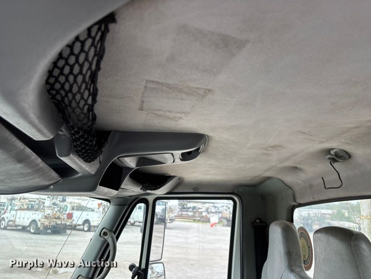 image for item FG0247 2003 International 7400 digger derrick truck