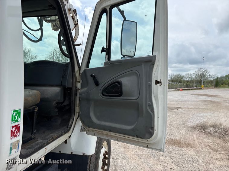 image for item FG0247 2003 International 7400 digger derrick truck