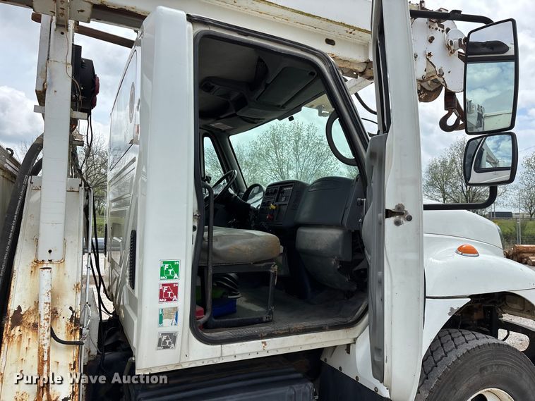 image for item FG0247 2003 International 7400 digger derrick truck