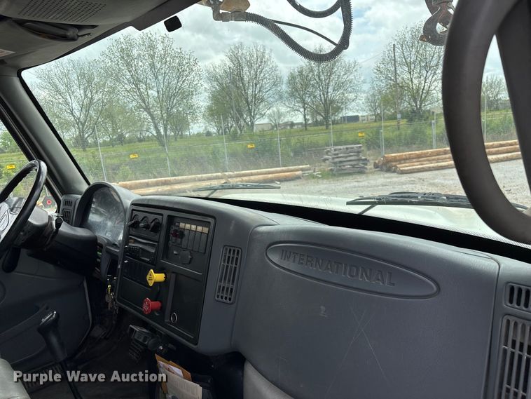 image for item FG0247 2003 International 7400 digger derrick truck