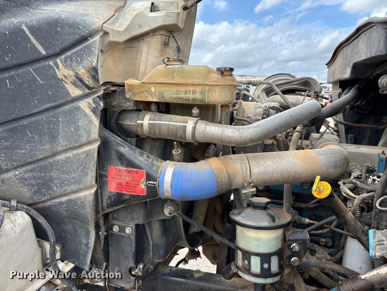 image for item FG0247 2003 International 7400 digger derrick truck