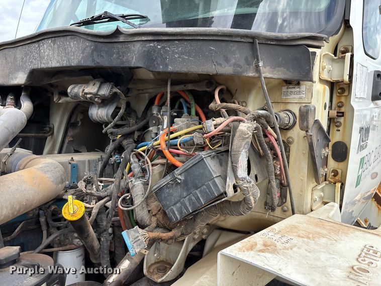 image for item FG0247 2003 International 7400 digger derrick truck