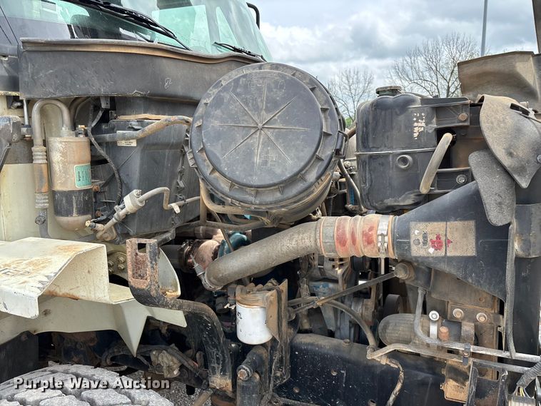 image for item FG0247 2003 International 7400 digger derrick truck