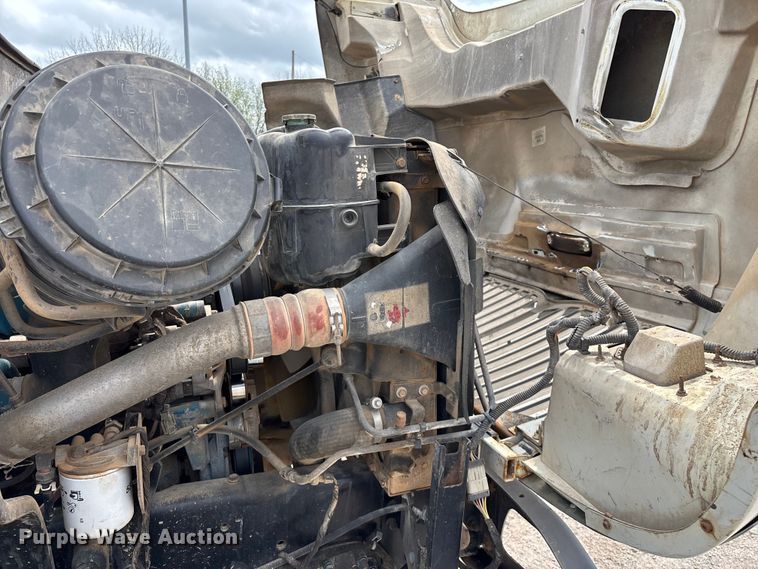 image for item FG0247 2003 International 7400 digger derrick truck