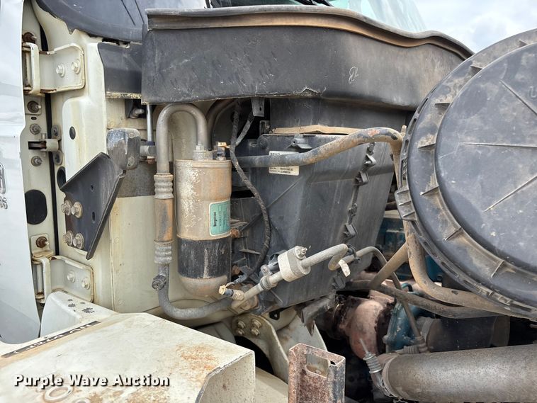 image for item FG0247 2003 International 7400 digger derrick truck