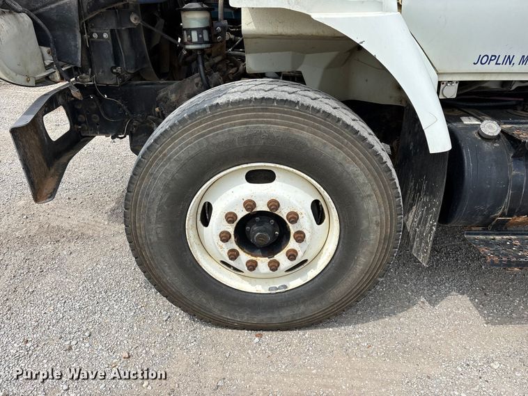 image for item FG0247 2003 International 7400 digger derrick truck