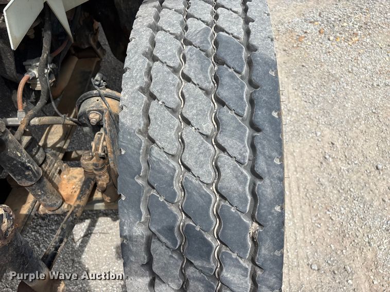 image for item FG0247 2003 International 7400 digger derrick truck