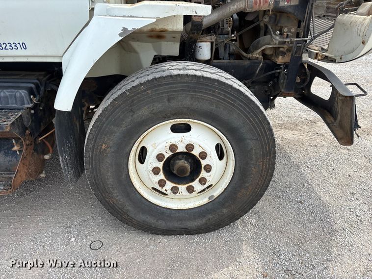 image for item FG0247 2003 International 7400 digger derrick truck