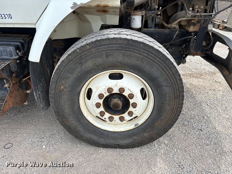 image for item FG0247 2003 International 7400 digger derrick truck