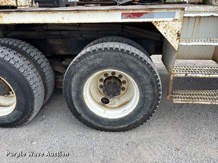 image for item FG0247 2003 International 7400 digger derrick truck