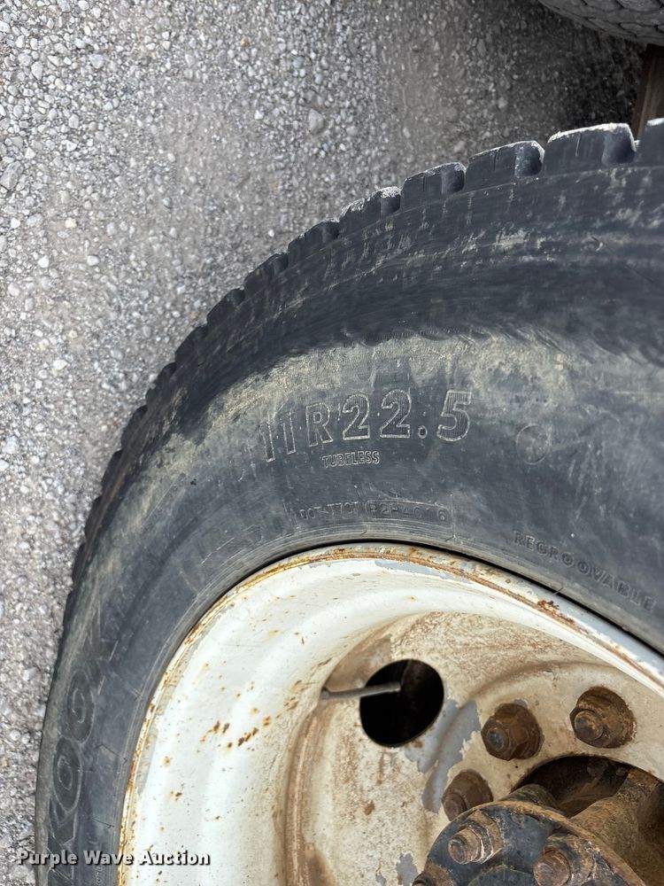 image for item FG0247 2003 International 7400 digger derrick truck