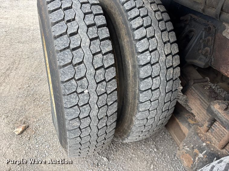 image for item FG0247 2003 International 7400 digger derrick truck