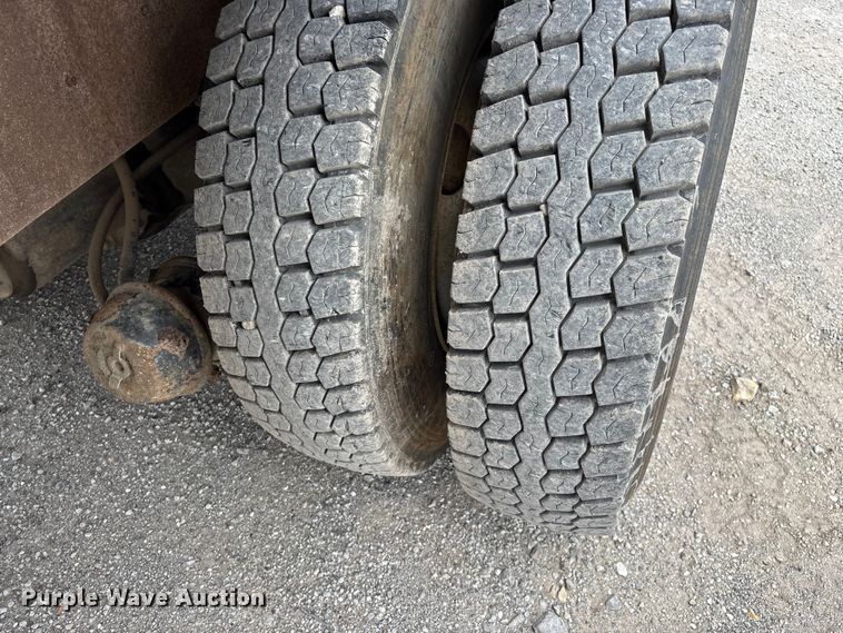 image for item FG0247 2003 International 7400 digger derrick truck