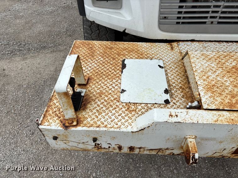 image for item FG0251 2001 Freightliner FL80 bucket truck