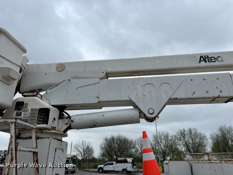 image for item FG0251 2001 Freightliner FL80 bucket truck