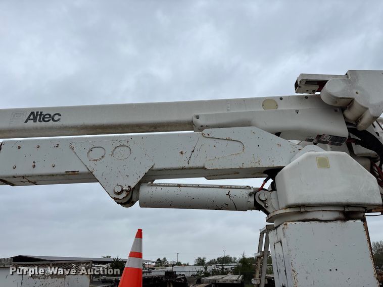 image for item FG0251 2001 Freightliner FL80 bucket truck