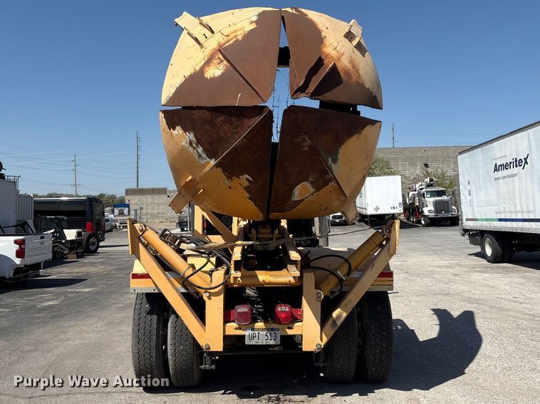 image for item FG2917 2005 International 9900i truck cab and chassis with tree spade  