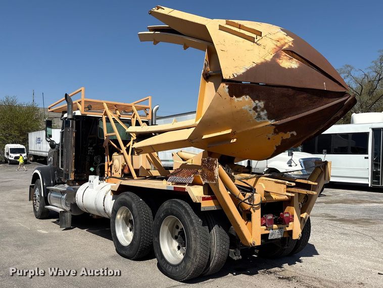 image for item FG2917 2005 International 9900i truck cab and chassis with tree spade  