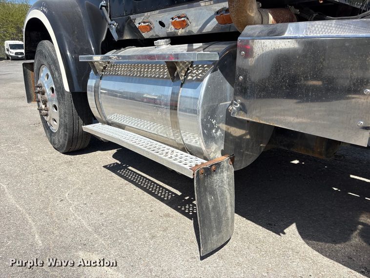 image for item FG2917 2005 International 9900i truck cab and chassis with tree spade  