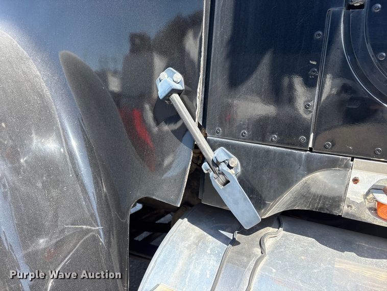 image for item FG2917 2005 International 9900i truck cab and chassis with tree spade  