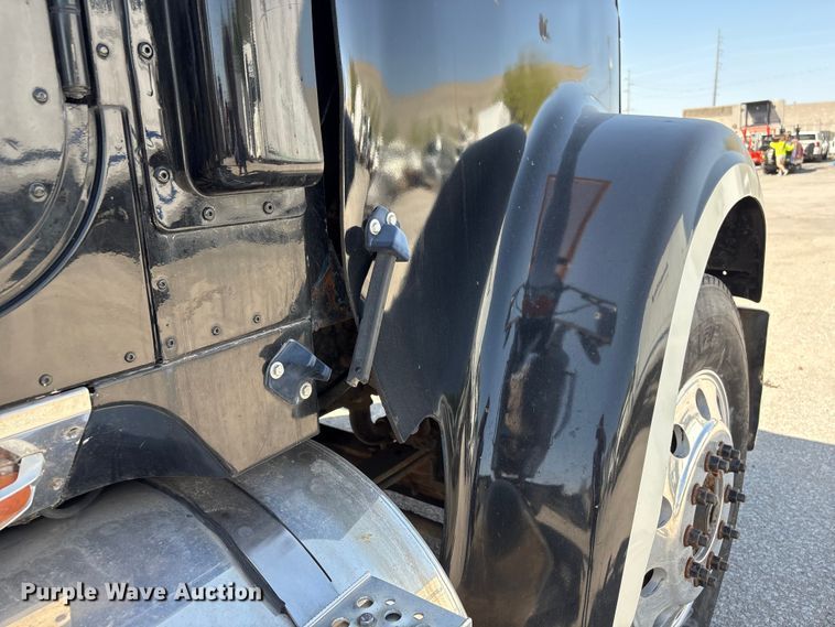 image for item FG2917 2005 International 9900i truck cab and chassis with tree spade  