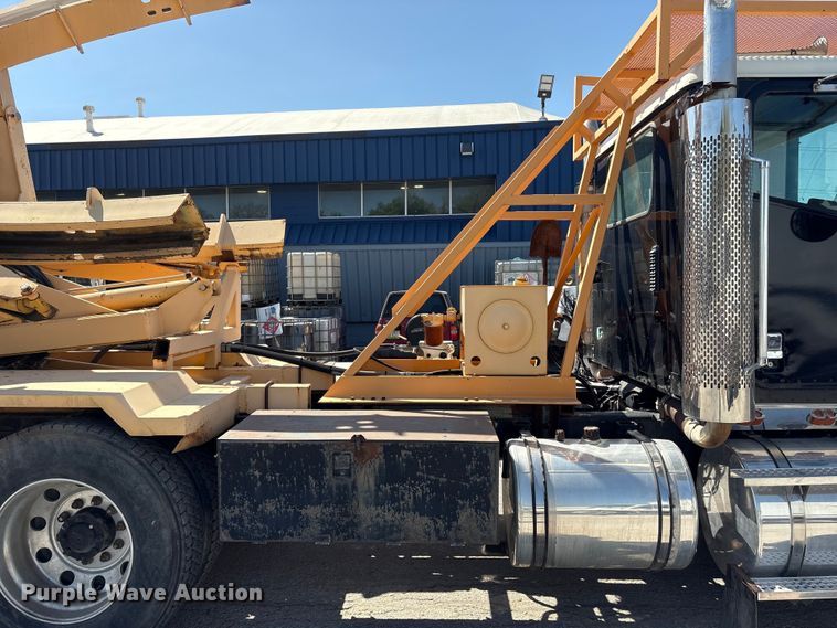image for item FG2917 2005 International 9900i truck cab and chassis with tree spade  