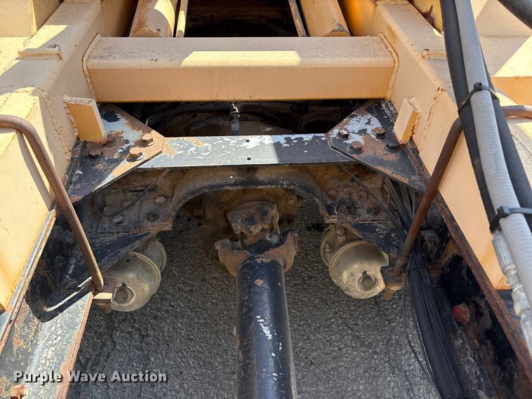 image for item FG2917 2005 International 9900i truck cab and chassis with tree spade  