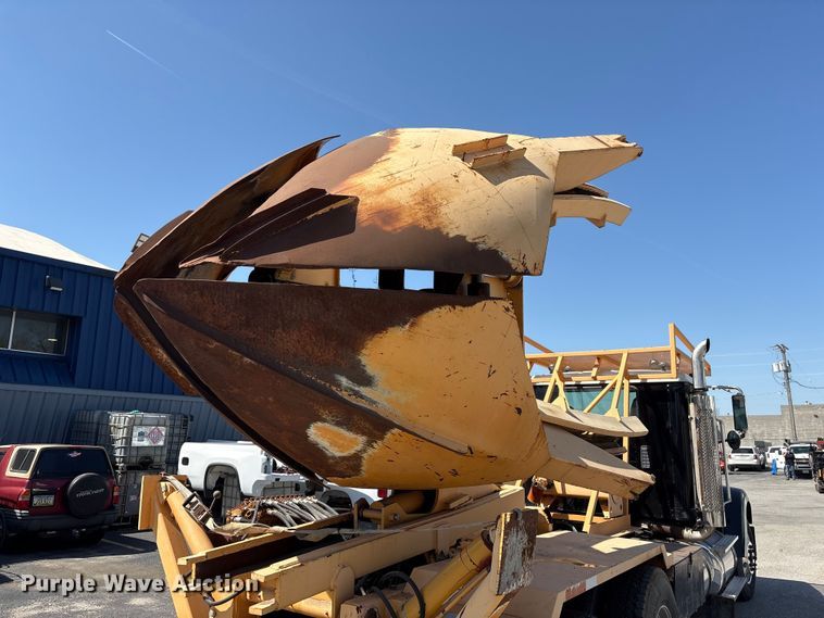 image for item FG2917 2005 International 9900i truck cab and chassis with tree spade  