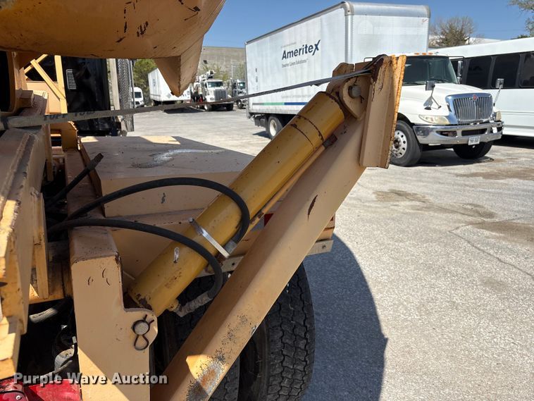 image for item FG2917 2005 International 9900i truck cab and chassis with tree spade  