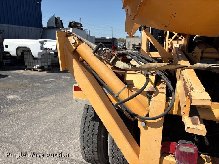 image for item FG2917 2005 International 9900i truck cab and chassis with tree spade  