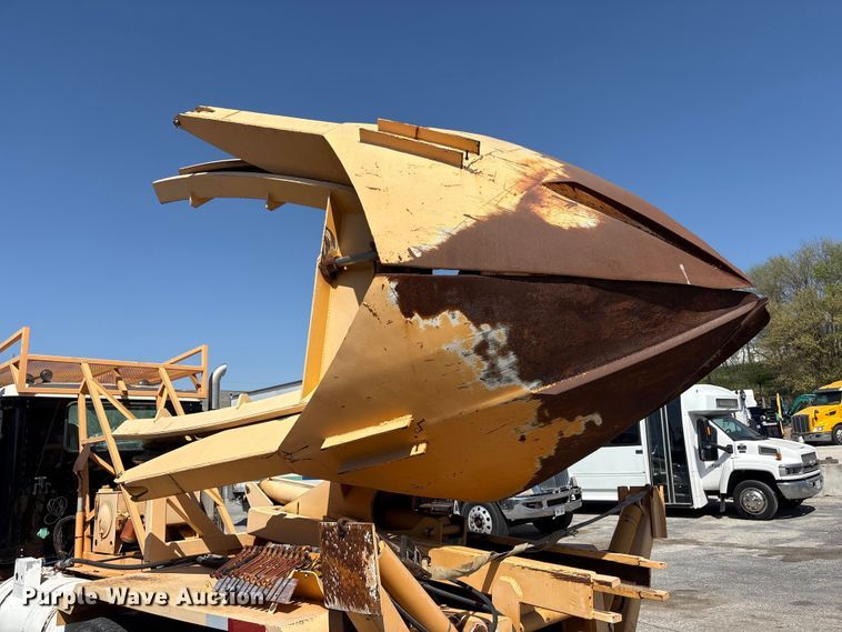 image for item FG2917 2005 International 9900i truck cab and chassis with tree spade  