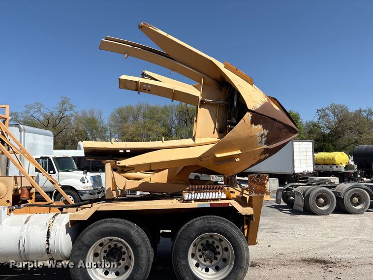 image for item FG2917 2005 International 9900i truck cab and chassis with tree spade  
