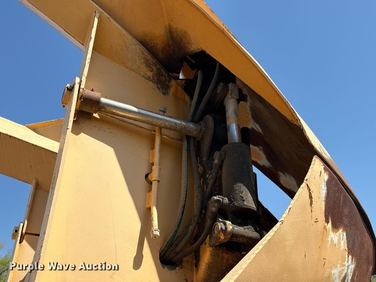 image for item FG2917 2005 International 9900i truck cab and chassis with tree spade  
