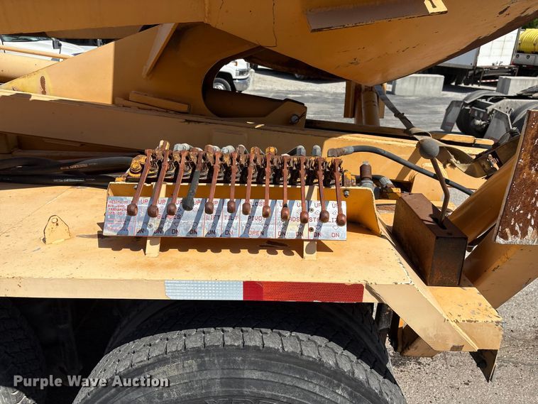 image for item FG2917 2005 International 9900i truck cab and chassis with tree spade  