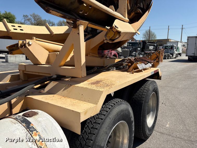 image for item FG2917 2005 International 9900i truck cab and chassis with tree spade  