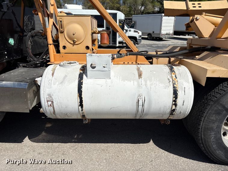 image for item FG2917 2005 International 9900i truck cab and chassis with tree spade  