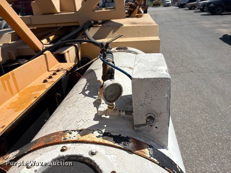 image for item FG2917 2005 International 9900i truck cab and chassis with tree spade  