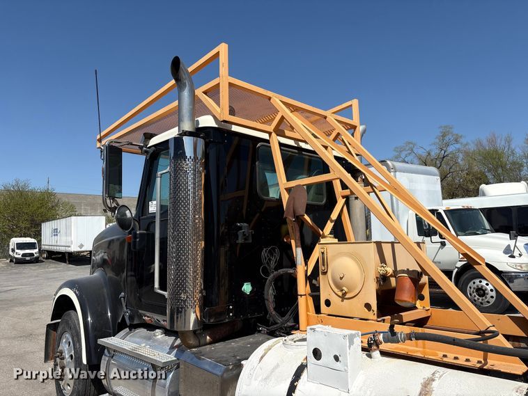 image for item FG2917 2005 International 9900i truck cab and chassis with tree spade  